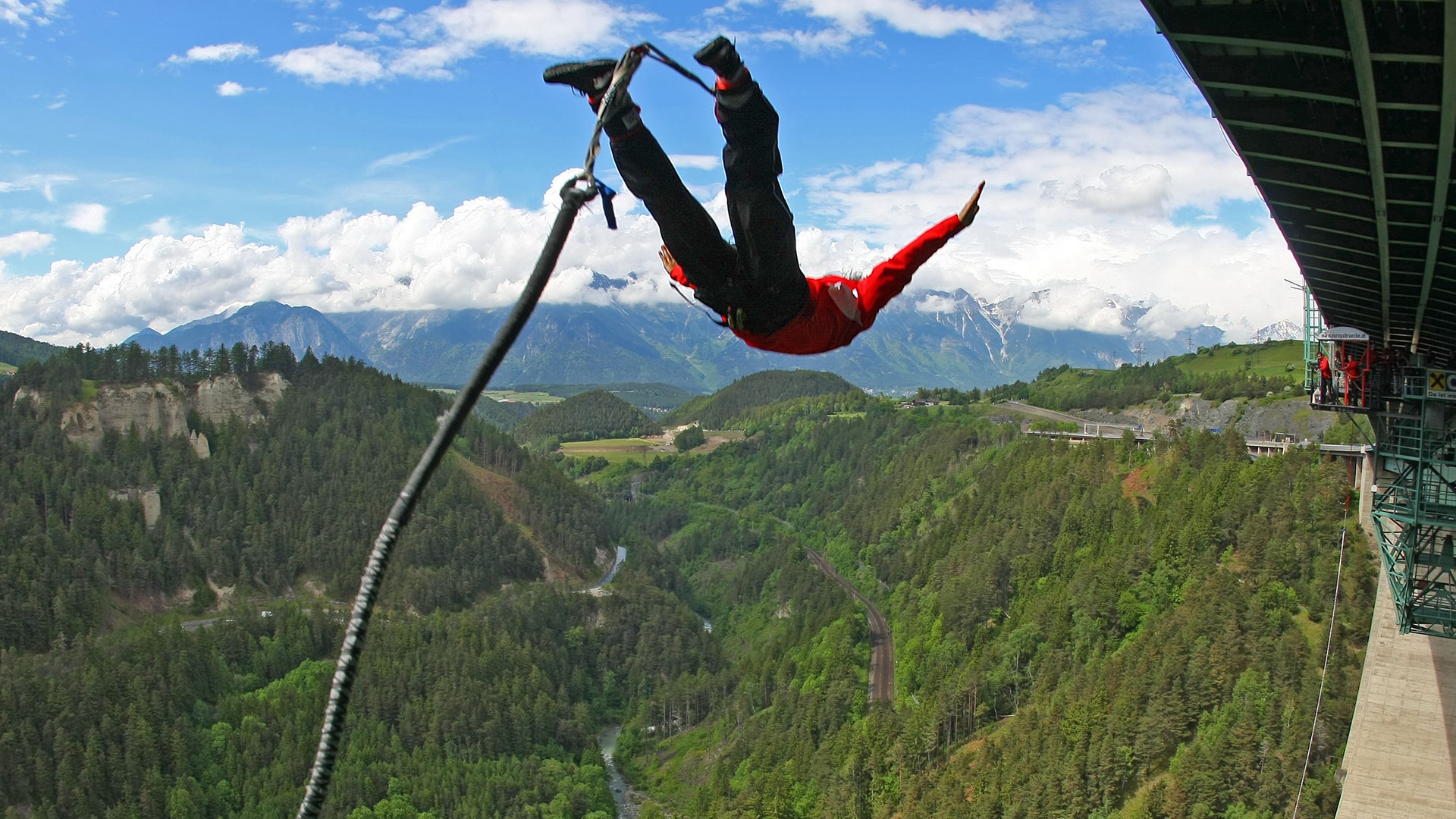 192 Meter Bungy-Sprung von der Europabrücke