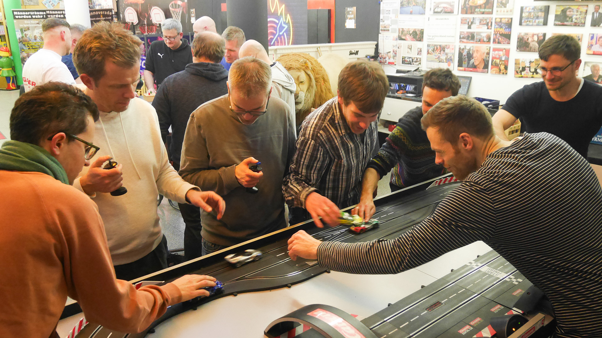 Männerabend im Spielzeugladen