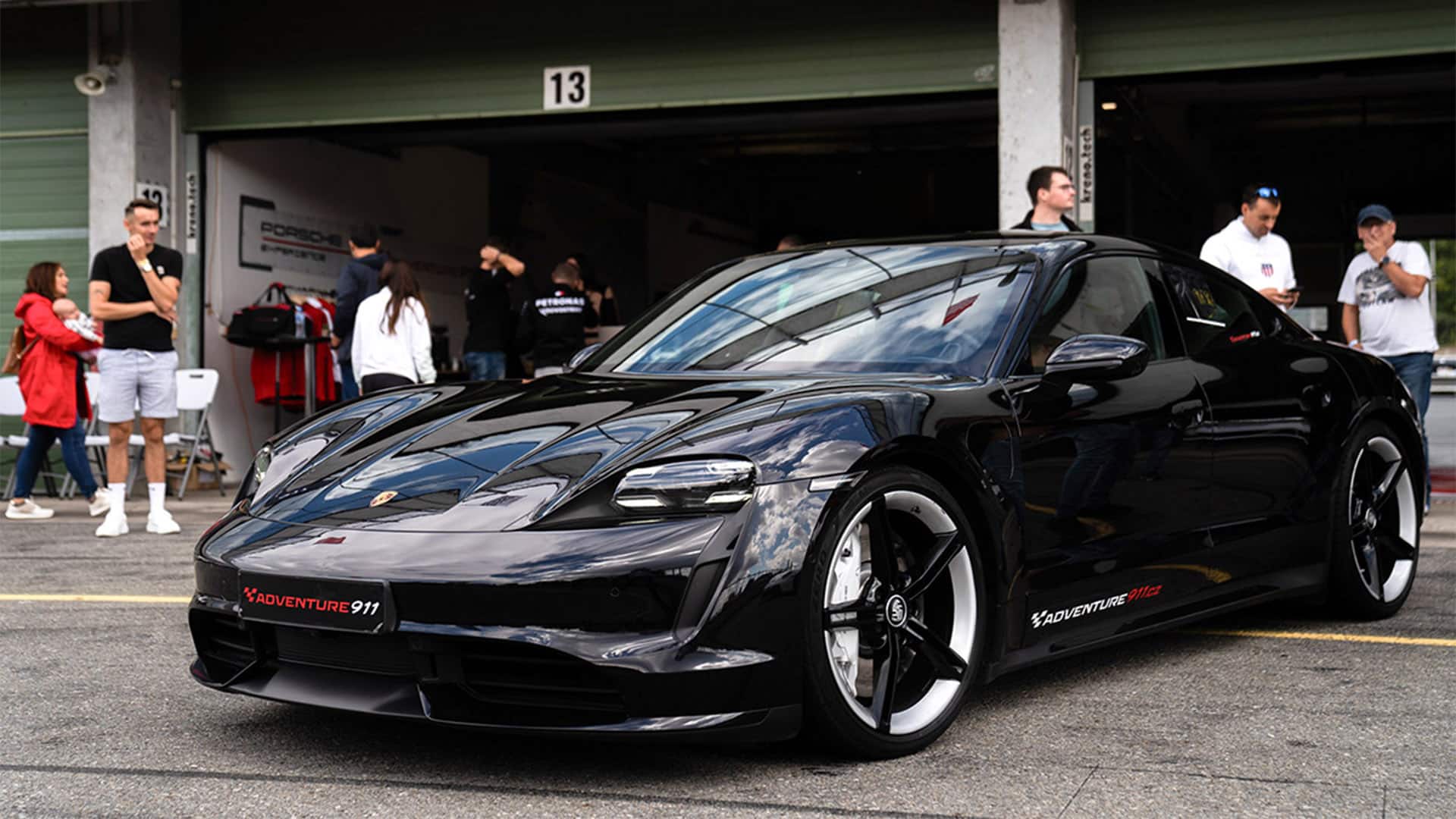 Renntaxi Plainfeld (Porsche Taycan)